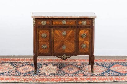 Chest of drawers made of rosewood veneer...