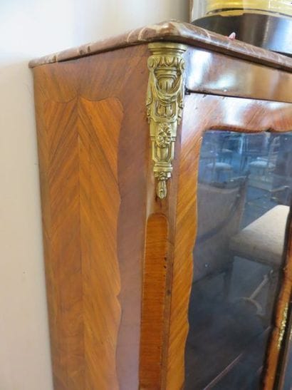 Showcase in rosewood veneer and satin-finish,...