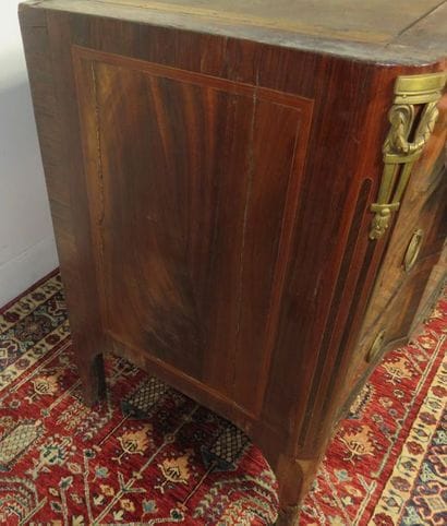 Chest of drawers made of rosewood veneer...