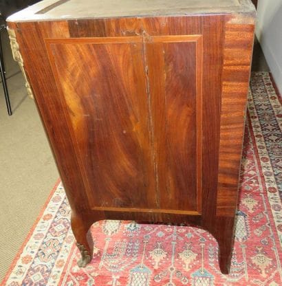Chest of drawers made of rosewood veneer...