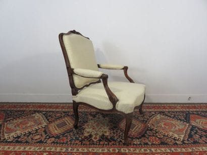 Large and wide armchair with flat back in...