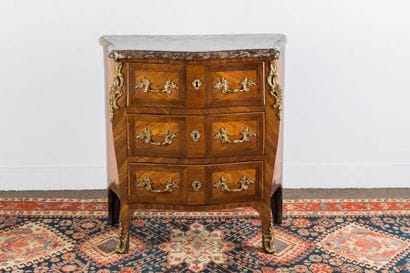 Small chest of drawers made of rosewood veneer...
