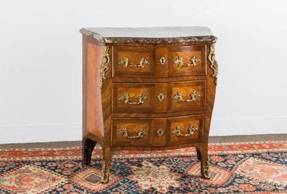 Small chest of drawers made of rosewood veneer...