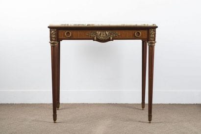 Small desk table in satin veneer, filets...