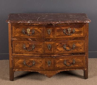 Chest of drawers in marquetry of amaranth...