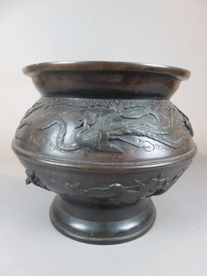 JAPAN Bronze flowerpot cover with relief...