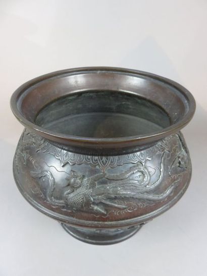 JAPAN Bronze flowerpot cover with relief...