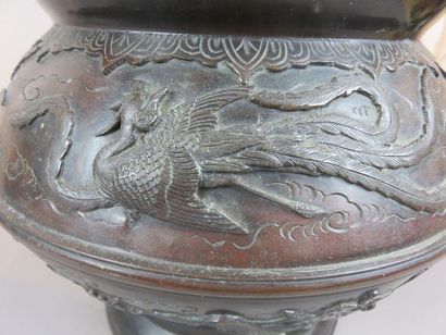JAPAN Bronze flowerpot cover with relief...