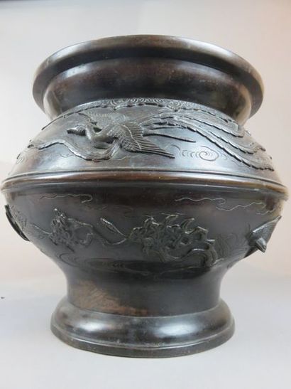 JAPAN Bronze flowerpot cover with relief...