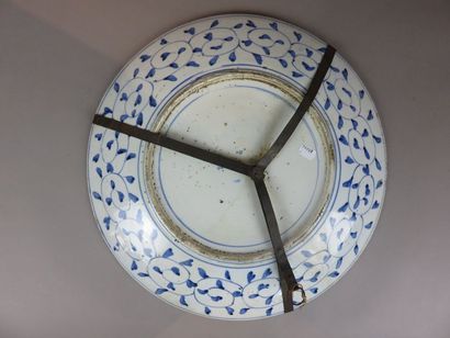 JAPAN Large round porcelain dish with Imari...