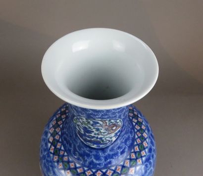 CHINA Polychrome porcelain vase with flowers...