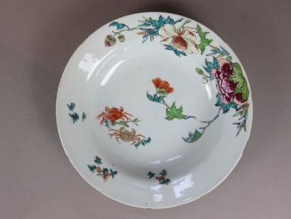 CHINA Pair of porcelain plates with polychrome...