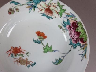 CHINA Pair of porcelain plates with polychrome...