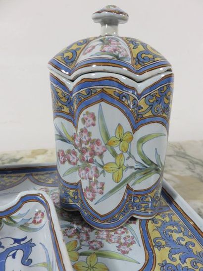 PORQUIER BEAUTIFUL Smoker's set in polychrome...