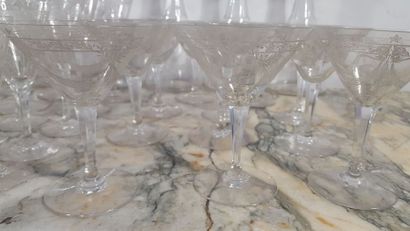 Service part in crystal engraved with foliage...