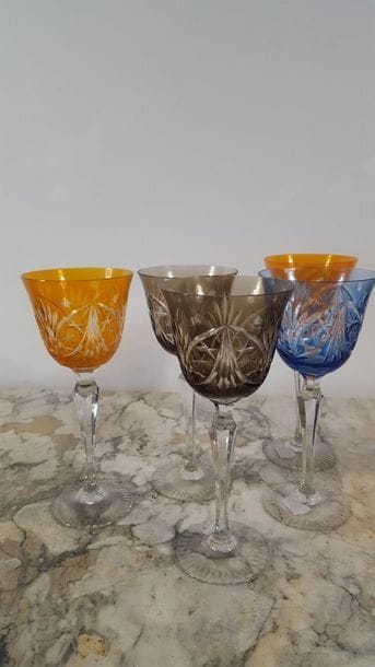 Suite de cinq grands verres de couleur en...