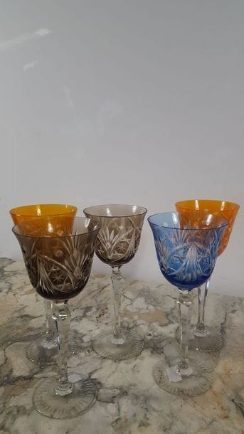 Suite de cinq grands verres de couleur en...