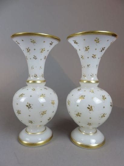 Paire de vases à col cornet et piétement...