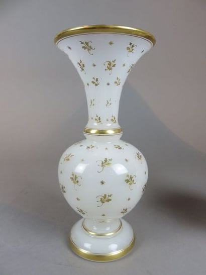 Paire de vases à col cornet et piétement...