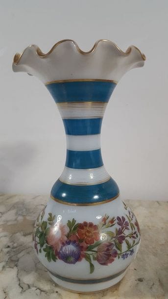 Vase en opaline blanche à bordure mouvementée,...