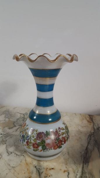 Vase en opaline blanche à bordure mouvementée,...