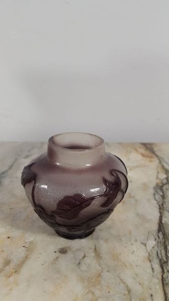 GALLE Emile Petit vase en verre bicouche...