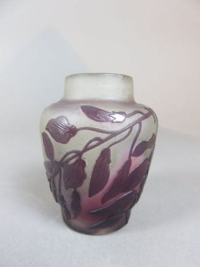 GALLE Emile Vase en verre à décor violine...