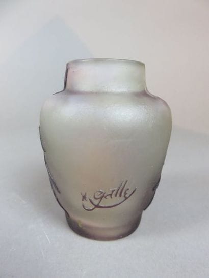 GALLE Emile Vase en verre à décor violine...