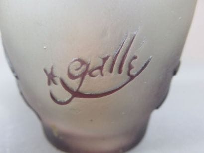 GALLE Emile Vase en verre à décor violine...