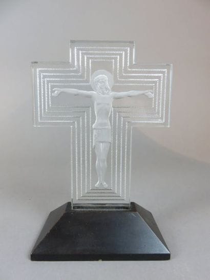 R. LALIQUE France Christ en croix en verre...