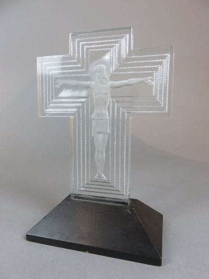 R. LALIQUE France Christ en croix en verre...