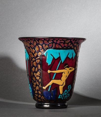 Marcel GOUPY (1886-1954) Vase en verre rouge...