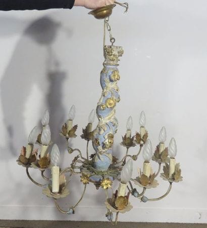 Lustre à fût en colonne torsadée à décor...