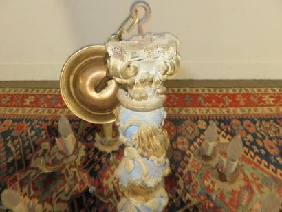 Lustre à fût en colonne torsadée à décor...