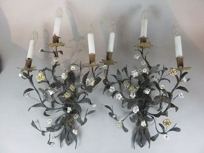 Paire d'appliques à trois lumières en tôle...