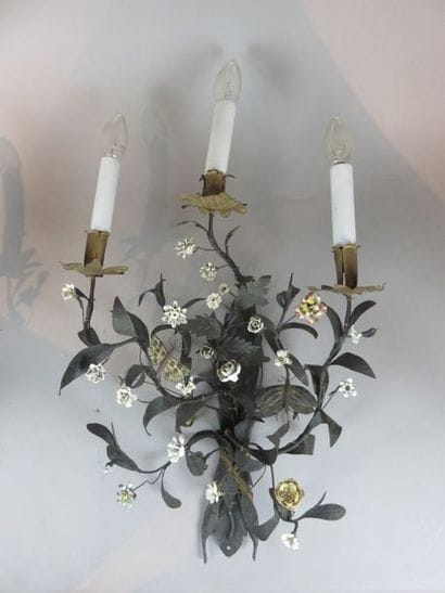 Paire d'appliques à trois lumières en tôle...