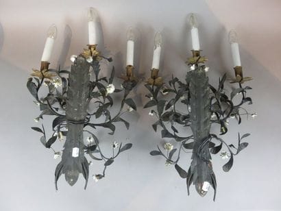 Paire d'appliques à trois lumières en tôle...