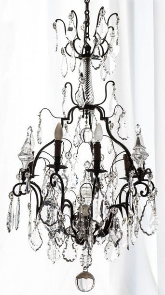 Lustre en bronze à six bras de lumière. Ornementation...