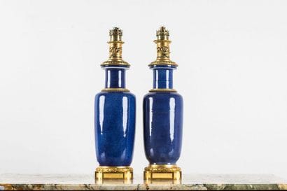 Paire de lampes montées en porcelaine émaillée...