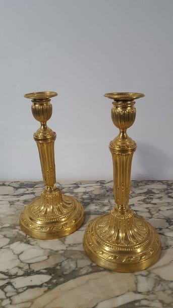 Paire de bougeoirs en bronze ciselé et doré....