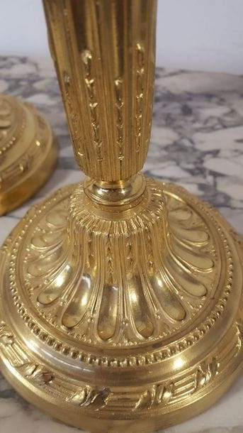 Paire de bougeoirs en bronze ciselé et doré....