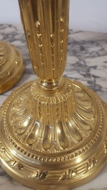 Paire de bougeoirs en bronze ciselé et doré....