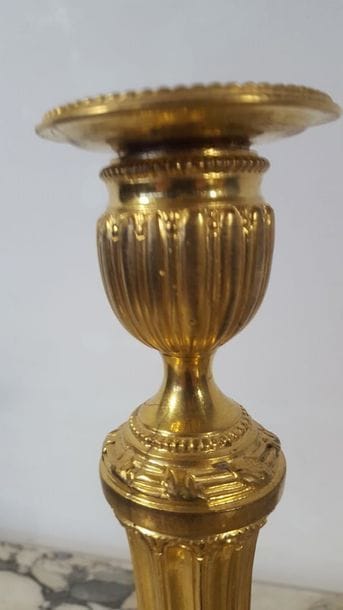 Paire de bougeoirs en bronze ciselé et doré....