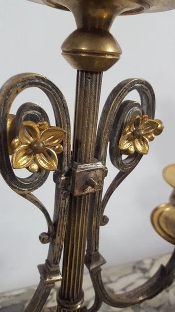 Paire de bougeoirs en bronze doré et argenté...