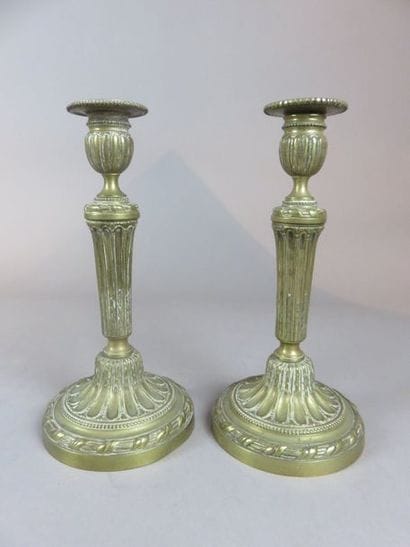 Paire de bougeoirs en bronze ciselé, fût...