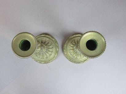 Paire de bougeoirs en bronze ciselé, fût...
