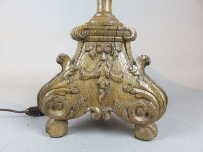 Pique-cierge en chêne sculpté, le fût à godrons...