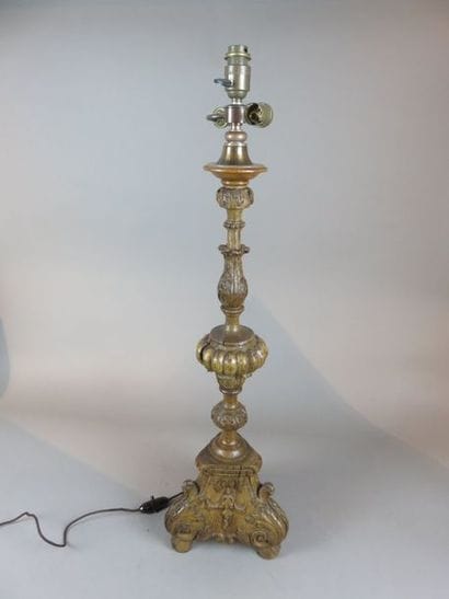 Pique-cierge en chêne sculpté, le fût à godrons...