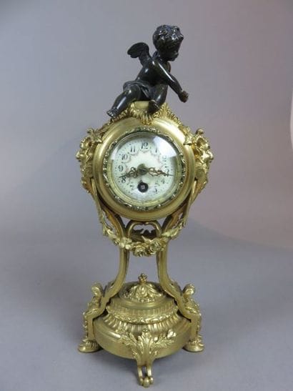 Pendule en bronze ciselé et doré. Le mouvement...