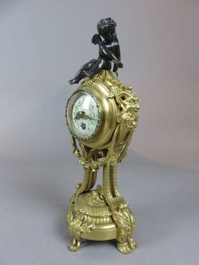 Pendule en bronze ciselé et doré. Le mouvement...